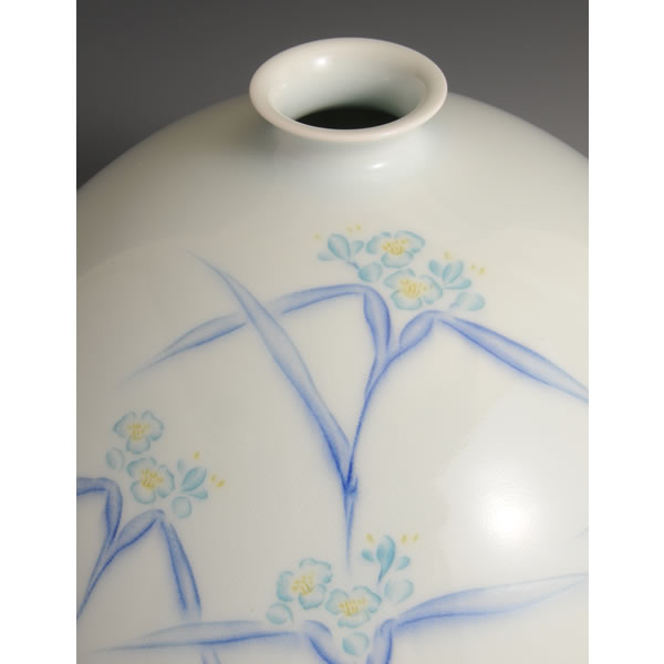 MURASAKI TSUYUKUSAMON KABIN (Flower Vase with Spiderworts design) Arita ware