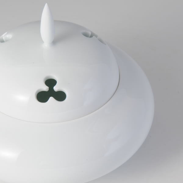 HAKUJIMARU KORO (White Porcelain Spherical Incense Burner) Arita ware
