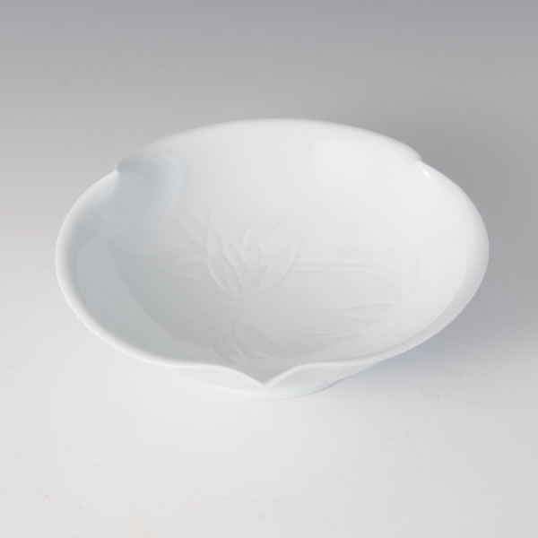 HAKUJISASABORI SANPOWARIBACHI (White Porcelain Bowl engraved Bamboo design with Three-direction push) Arita ware