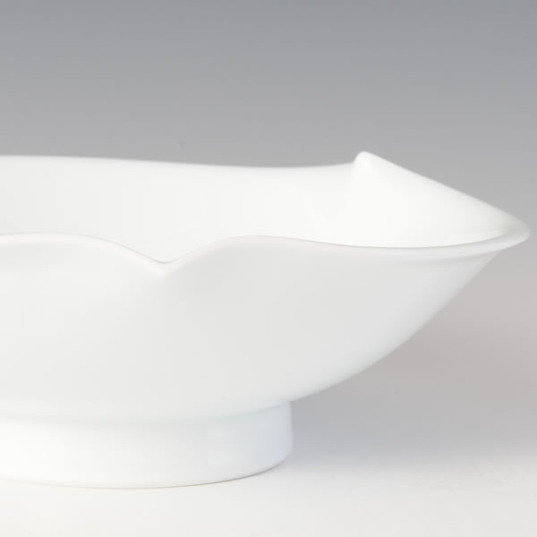 HAKUJISASABORI SANPOWARIBACHI (White Porcelain Bowl engraved Bamboo design with Three-direction push) Arita ware