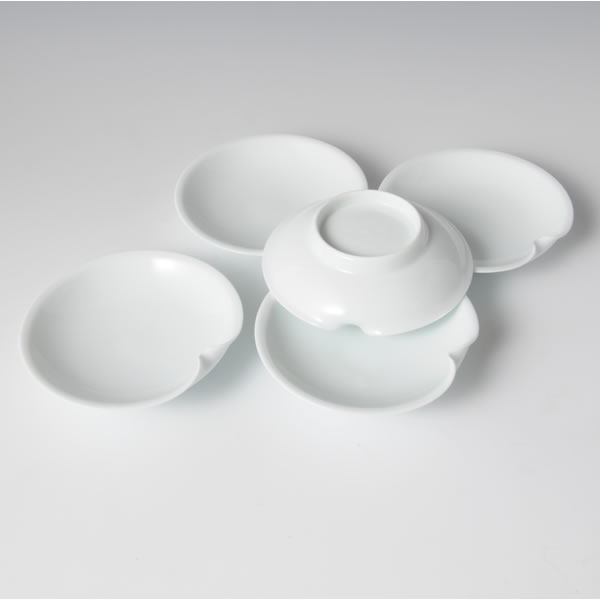 HAKUJI IPPOSHI KOZARASOROI (White Porcelain Plate with One-direction push) Arita ware