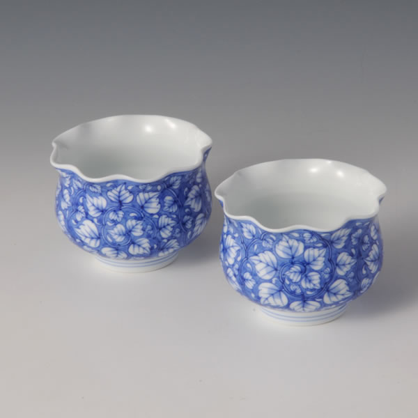 SOMETSUKE KARAKUSAMON KOBACHI (Bowl with Vines-coiled design in underglaze blue) Arita ware