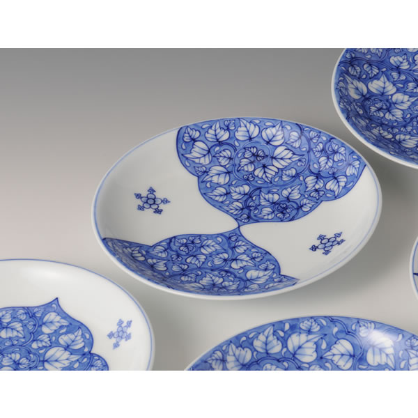 SOMETSUKE KARAKUSAMON SARAZOROI (Plates with Vines-coiled design in underglaze blue) Arita ware