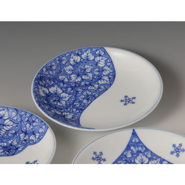 SOMETSUKE KARAKUSAMON SARAZOROI (Plates with Vines-coiled design in underglaze blue) Arita ware