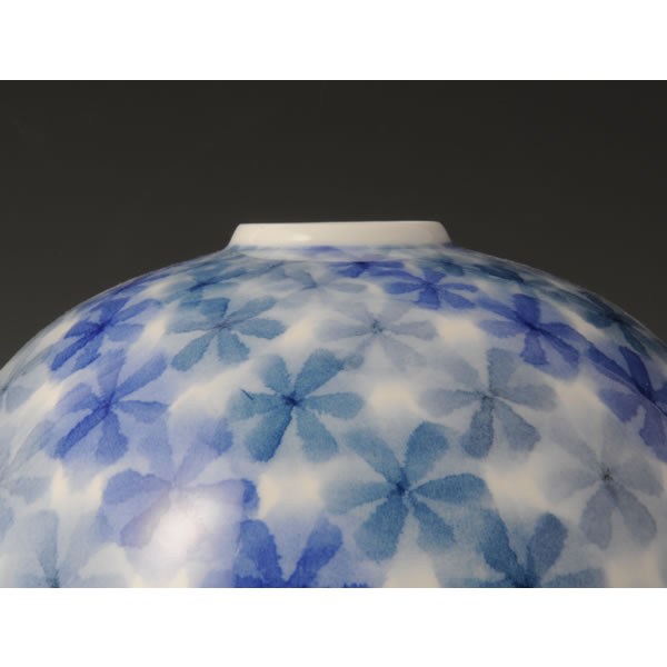 WASHIZOME CHIGIRIKAMON TSUBO (Jar with Petals design) Arita ware