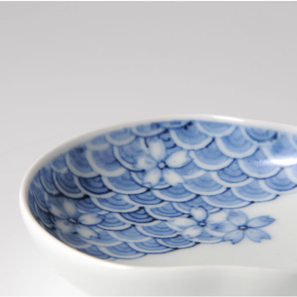 SOMETSUKESEIGAIHA SAKURA NAGASARA (Plates with Cherry Pertals design in underglaze blue) Arita ware