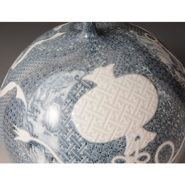 SOMETSUKE CHIMONSANSUI TAKARAZUKUSHI TSUBO (Jar with Landscape & Treasure desgin in underglaze blue) Arita ware
