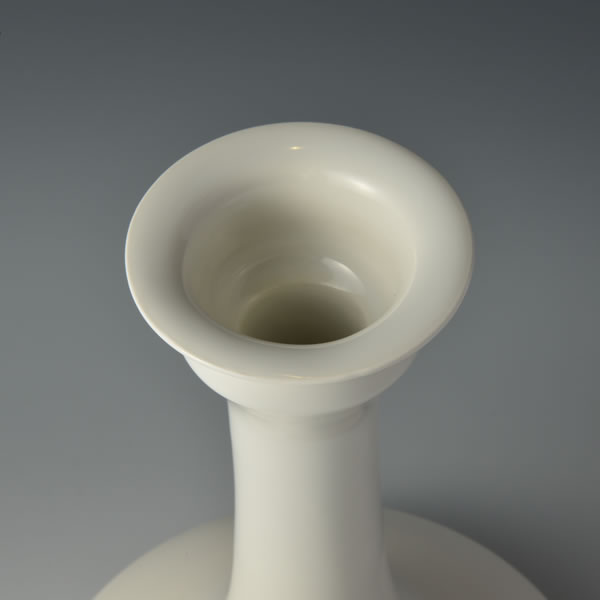 HAKUJI KAKI (White Porcelain Flower Vessel E)