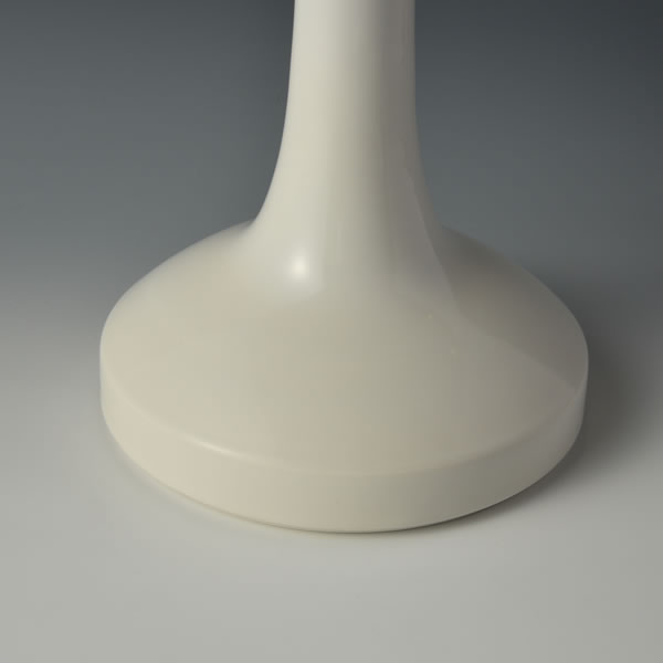 HAKUJI KAKI (White Porcelain Flower Vase E)