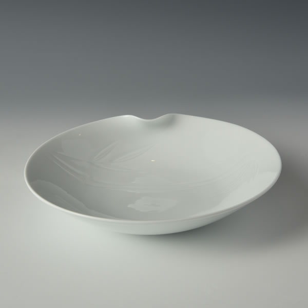 HAKUJI IPPOSHI TAKEHORI SARA (White Porcelain Plate with One-direction push & engraved Bamboo design) Arita ware