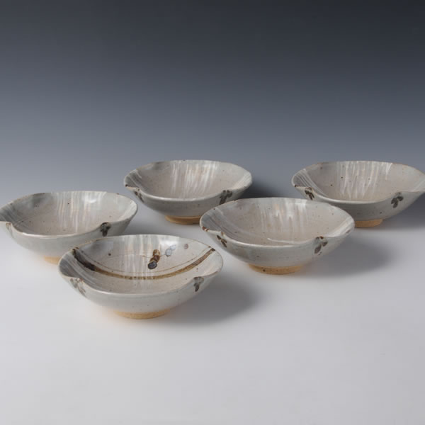 KARATSU SANPO HANHAKEME KOBACHISOROE (Bowls with half-Brush Marks & Three-direction push) Karatsu ware