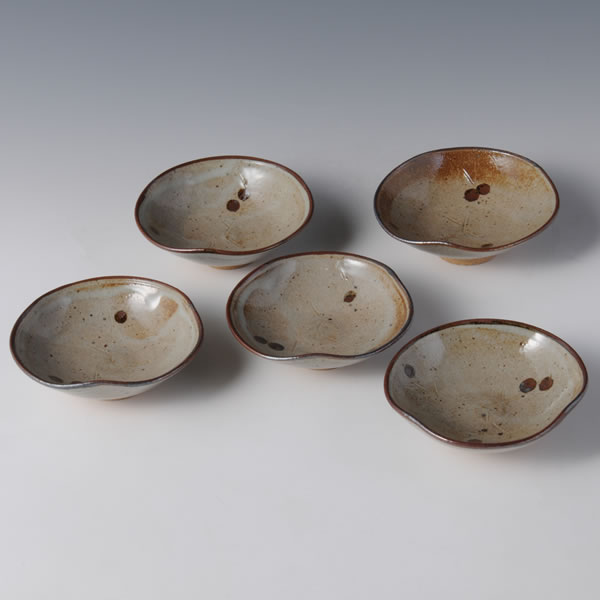 EGARATSU SANPOSHI KOZARASOROE (Decorated Karatsu Plates with brush & Three-direction push) Karatsu ware