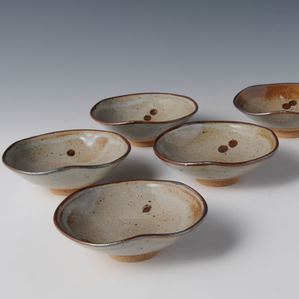 EGARATSU SANPOSHI KOZARASOROE (Decorated Karatsu Plates with brush & Three-direction push) Karatsu ware