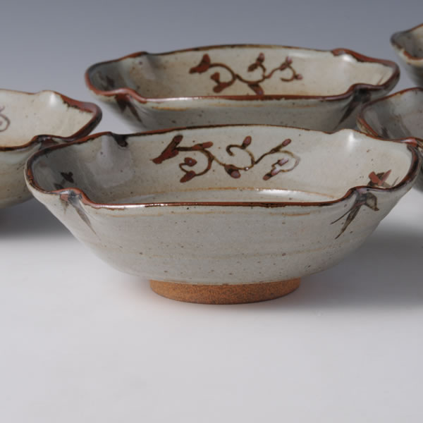 EGARATSU SHIHOSHI KOBACHISOROE (Decorated Karatsu Square Bowls with brush) Karatsu ware B