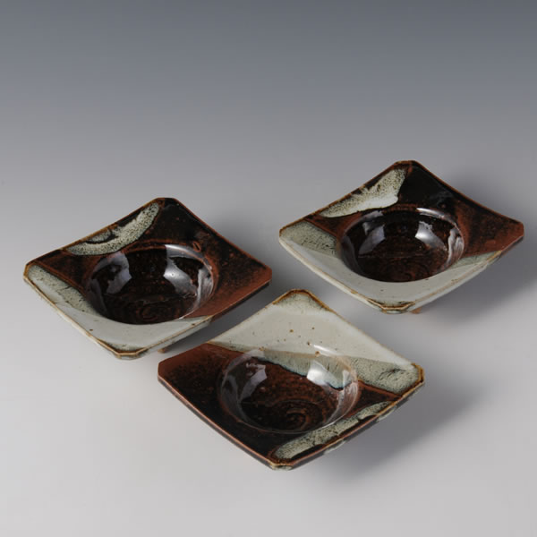 CHOSENGARATSU TATARA MITSUASHI KOBCHI (Three-leged Two colored Karatsu Bowls with) Karatsu ware