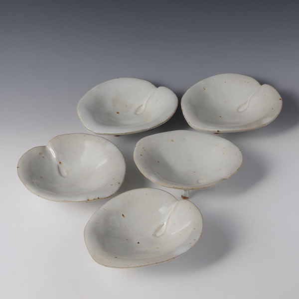MADARAGARATSU HAGATA KOBACHISOROE (Leaf-shaped Bowls with Straw Ash glaze) Karatsu ware