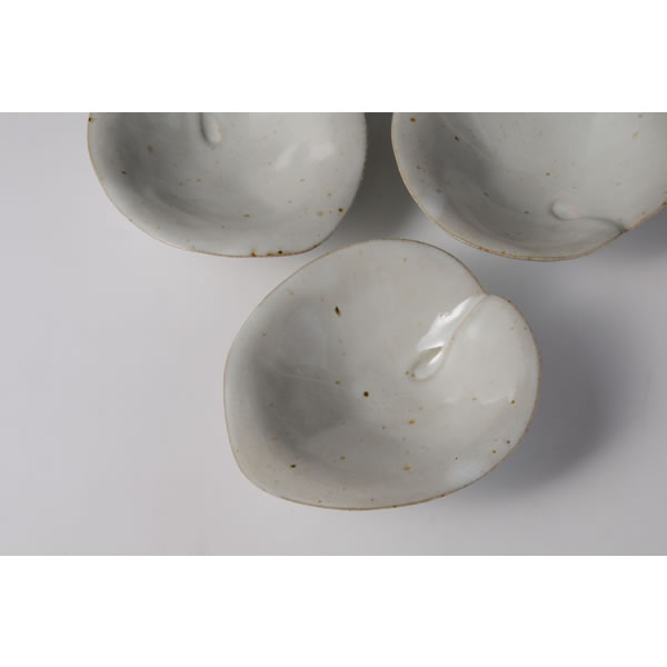 MADARAGARATSU HAGATA KOBACHISOROE (Leaf-shaped Bowls with Straw Ash glaze) Karatsu ware