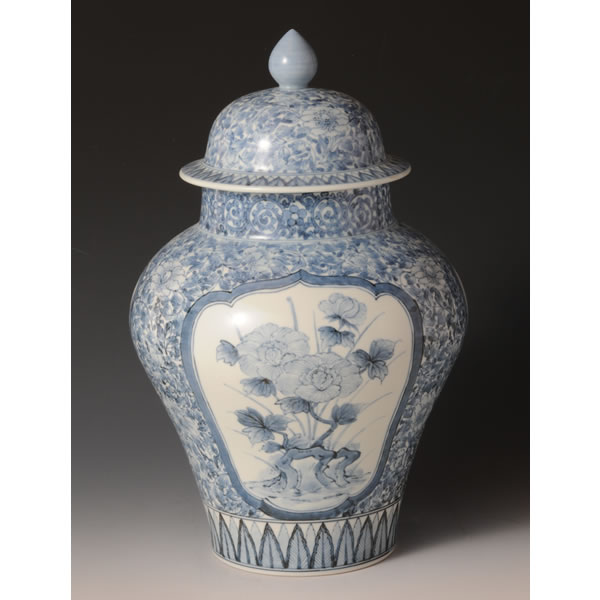 SOMETSUKE MADOESOKAMON FUTATSUKI TSUBO (Covered Jar with Floral Plant design in underglaze blue) Arita ware