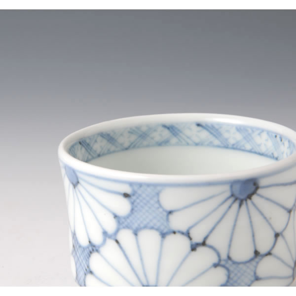 SOMETSUKE KIKUWARIKOSHIMON GUINOMI (Sake Cup with Lattice & Chrysanthemum design in underglaze blue) Arita ware
