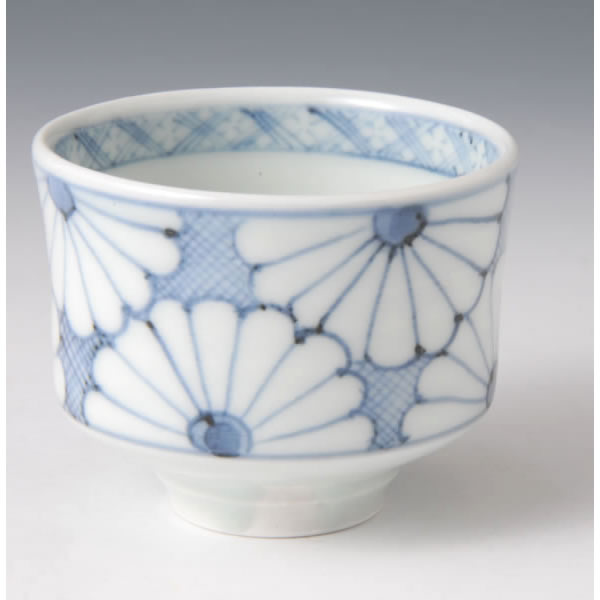 SOMETSUKE KIKUWARIKOSHIMON GUINOMI (Sake Cup with Lattice & Chrysanthemum design in underglaze blue) Arita ware