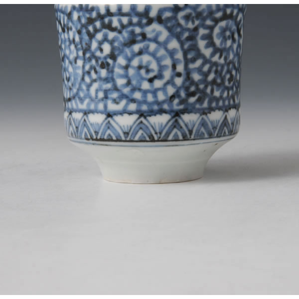 SOMETSUKE TAKOKARAKUSA GUINOMI (Sake Cup with Vines-coiled design in underglaze blue) Arita ware