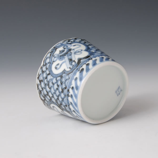 SOMETSUKE SEIGAIHAMON SOBACHOKU (Cup with Semicircular Repeated Wave design in underglaze blue) Arita ware