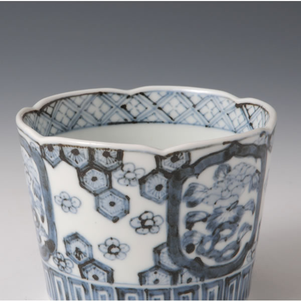 SOMETSUKE MADOEKIKKOMON SOBACHOKU (Cup with Hexagonal design in underglaze blue) Arita ware