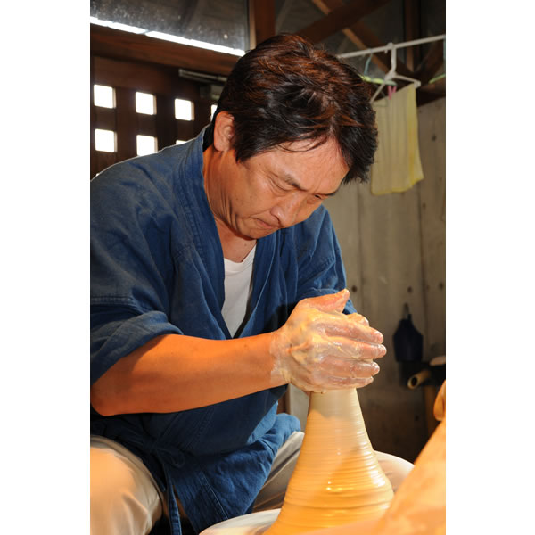 SEIJITSUBAKIBORI YUKISUKASHI MARU SHOKORO (Celadon Incense Burner with Line engraving & Crystal openwork) Nabeshima ware