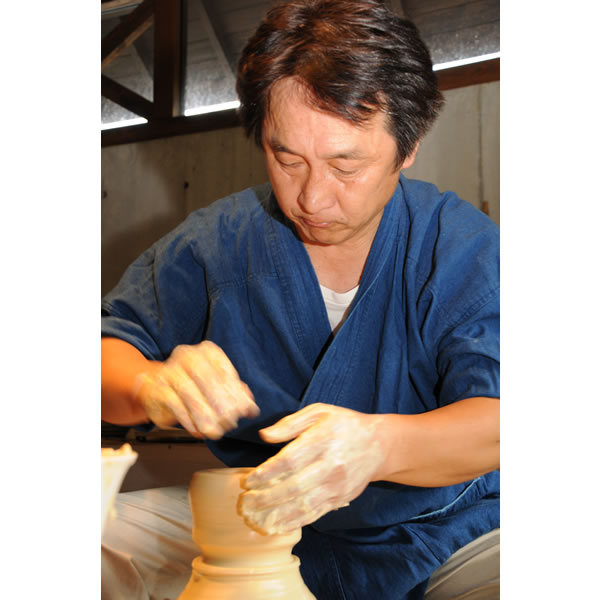 SEIJIKAKEWAKE IROE KABUMAMEZARA (Two-colored Ceradon Small Plate with Turnip design in overglaze enamel) Nabeshima ware