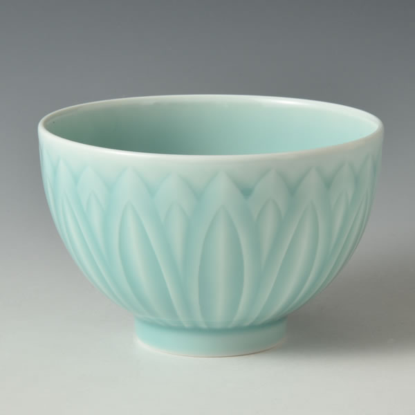 SEIJISHINOGIIBORI HASU MACCHAWAN (Celadon Tea Bowl with Line engraving & engraved Lotus design) Nabeshima ware