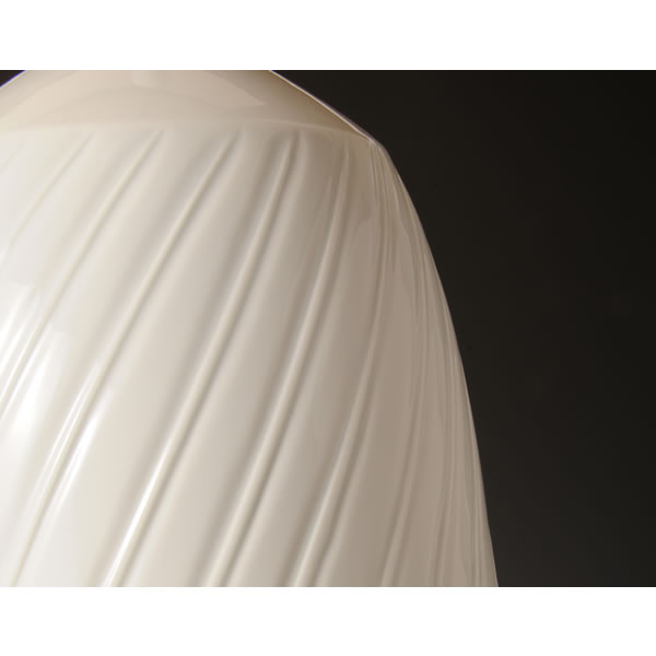 HAKUJI HOSOKUCHI SHASENMON KAZARIOTSUBO (White Porcelain Large Jar with Diagonal Line design) Arita ware
