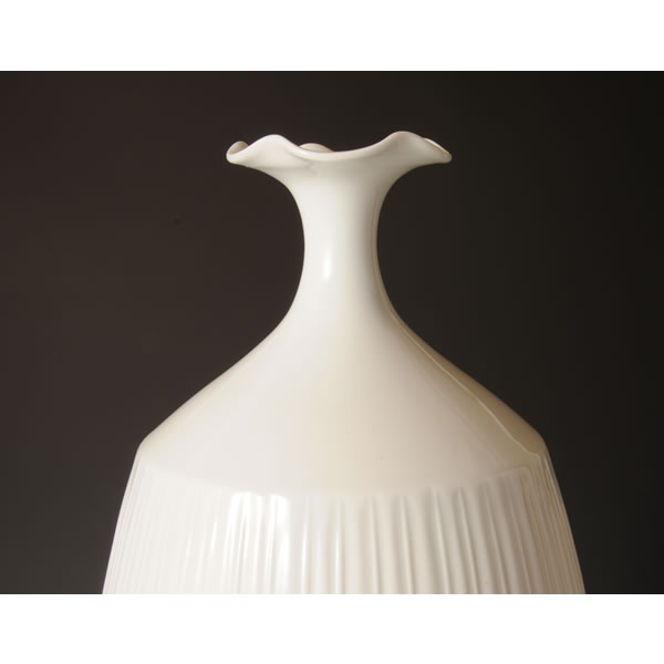 HAKUJI YURIGUCHI SHASENMON KAZARIOTSUBO (White Porcelain Lily shaped Jar with Diagonal Line design) Arita ware