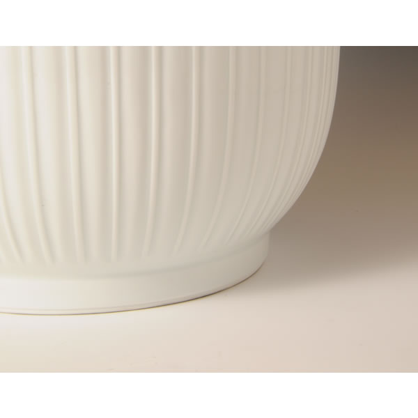 HAKUJI YURIGUCHI SHASENMON KAZARIOTSUBO (White Porcelain Lily shaped Jar with Diagonal Line design) Arita ware