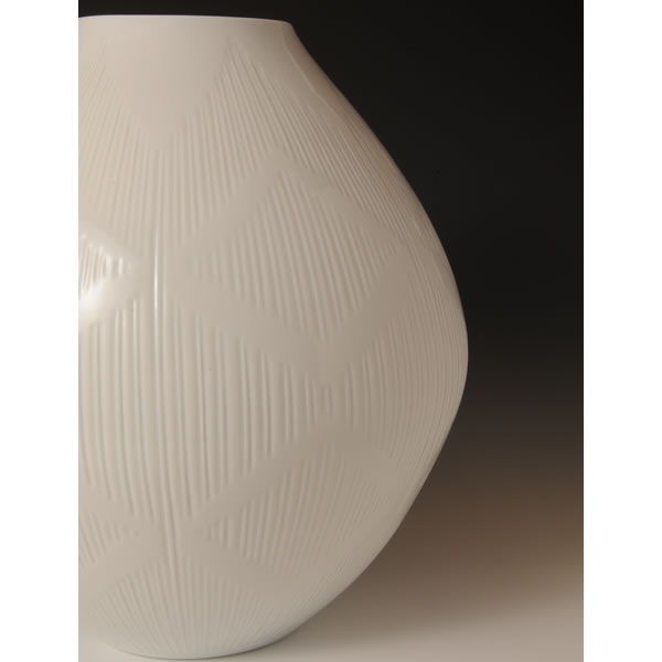 HAKUJI HIROKUCHI SENBORIKAZARI OTSUBO (White Porcelain Jar in Line engraling with wide rim) Arita ware