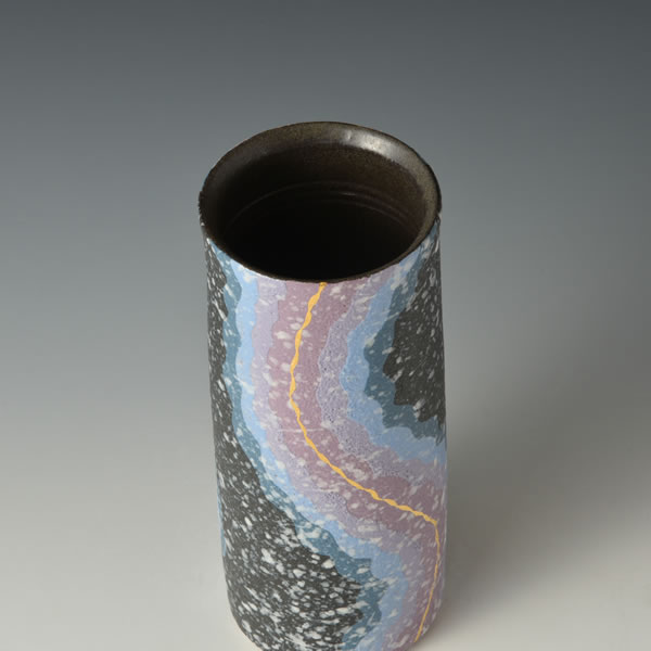 SUIDEI KINSAI TSUTSUHANAIRE (Cylindrical Flower Vase with Sprayed Slip decoration & Gold design) Tanba ware