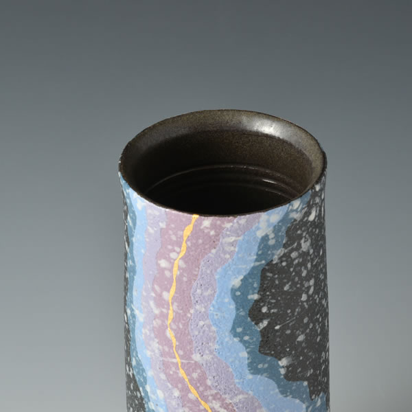 SUIDEI KINSAI TSUTSUHANAIRE (Cylindrical Flower Vase with Sprayed Slip decoration & Gold design) Tanba ware