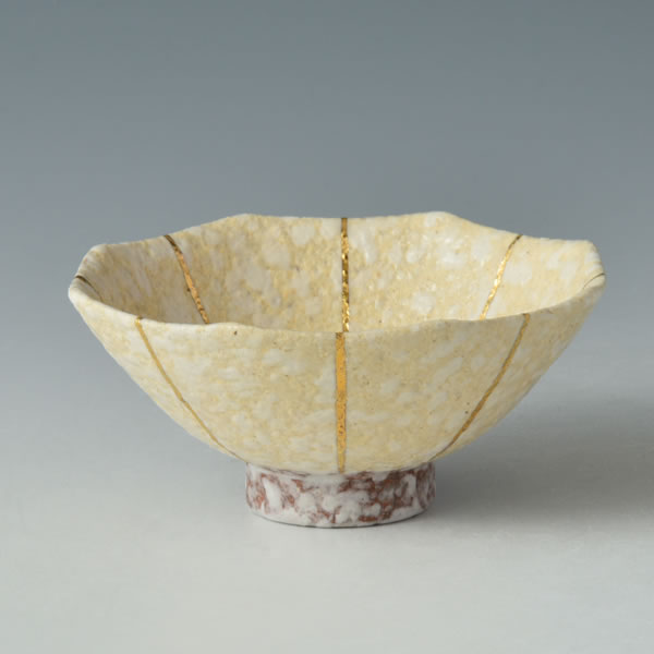 SUIDEI SHIROTANBA KINSAI HACHIKAKU SAKENOMI (White Octagonal Cup with Sprayed Slip decoration & Gold design B) Tanba ware