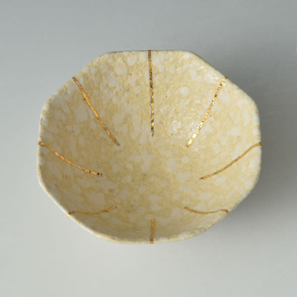 SUIDEI SHIROTANBA KINSAI HACHIKAKU SAKENOMI (White Octagonal Cup with Sprayed Slip decoration & Gold design B) Tanba ware