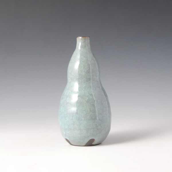SEIJI HISAGO ICHIRINIKE (Single Flower Vase in the shape of gourd with Celadon glaze) Kyoto ware