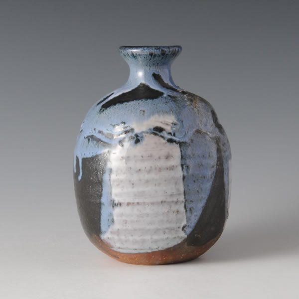 KOKUSAI SHIRONAGASHI HAIKABURI TOKKURI (White-colored Hagi ware Sake Bottle with Black decoration & Covered with Ash) Hagi ware