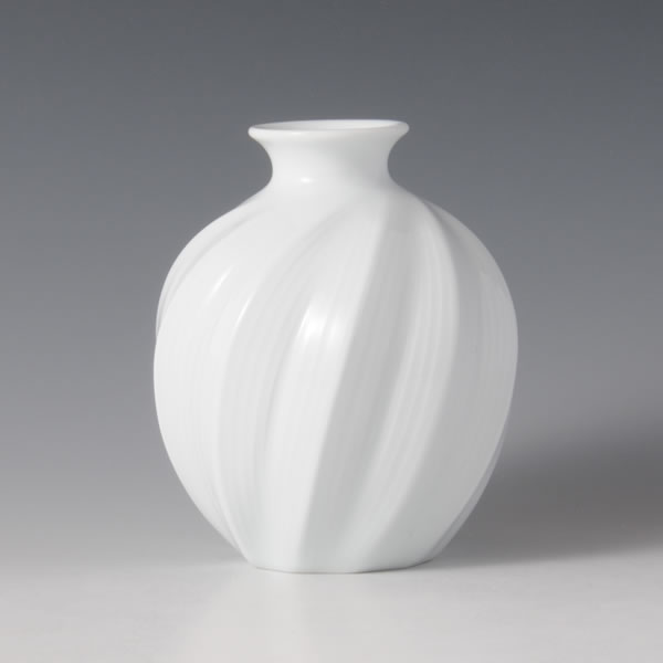 HAKUJI MENTORI SENBORI KAKI (White Porcelain Faceted Vase with Engraved Line design B) Arita ware
