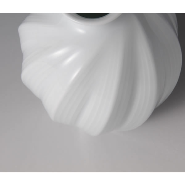 HAKUJI MENTORI SENBORI KAKI (White Porcelain Faceted Vase with Engraved Line design B) Arita ware