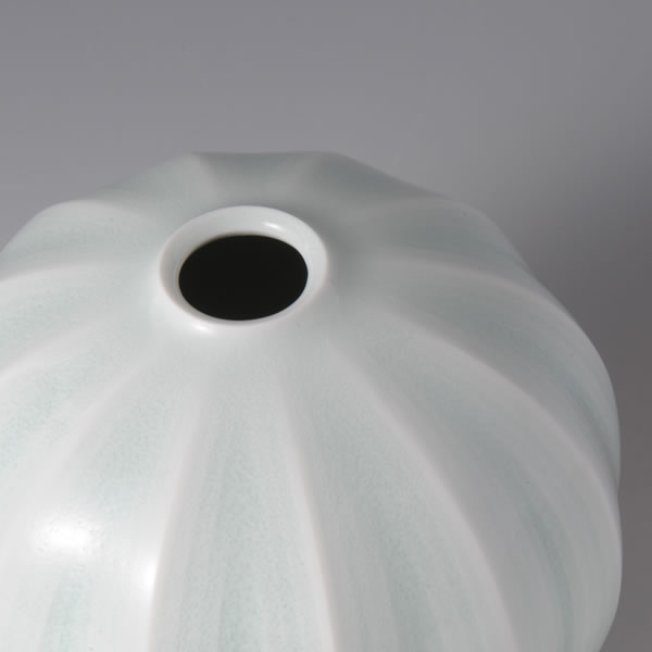 SEIHAKUJI MENTORI SENBORI TSUBO (White Porcelain Faceted Jar with Engraved Line design & Pale Blue glaze) Arita ware