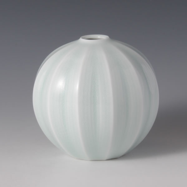 SEIHAKUJI MENTORI SENBORI TSUBO (White Porcelain Faceted Jar with Engraved Line design & Pale Blue glaze) Arita ware
