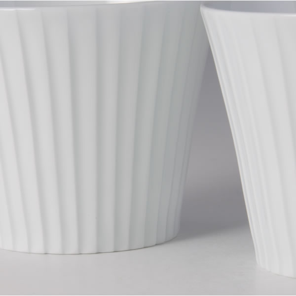 HAKUJI SENBORI SOBACHOKO (White Porcelain Cup with Line engraving) Arita ware