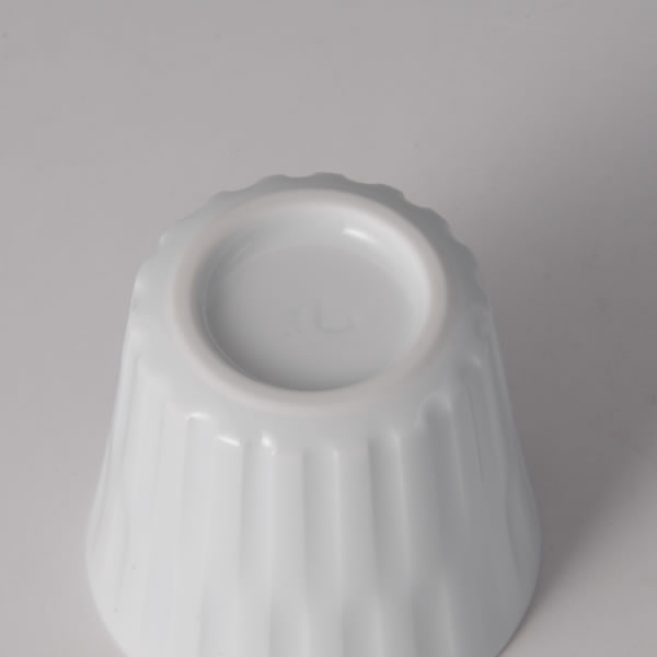 HAKUJI SENBORI GUINOMI (White Porcelain Sake Cup with Line engraving) Arita ware