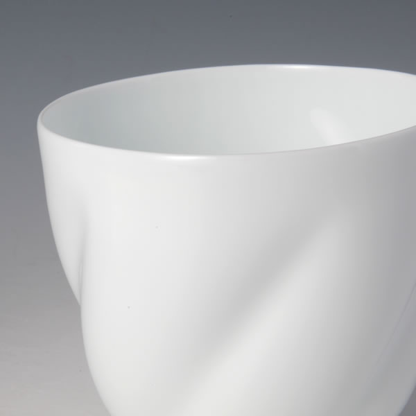 HAKUJI GOHOHINERI FREECUP (White Porcelain Cup with Five-direction twist) Arita ware