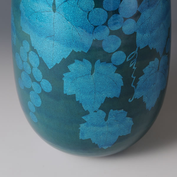 YURIHAKKINSAI BUDOMON TSUBO (Jar with Grape design in underglaze gold and platinum)