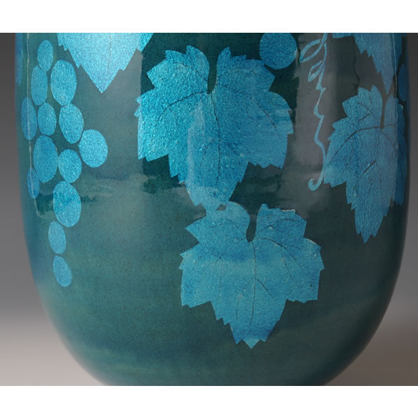 YURIHAKKINSAI BUDOMON TSUBO (Jar with Grape design in underglaze gold and platinum)