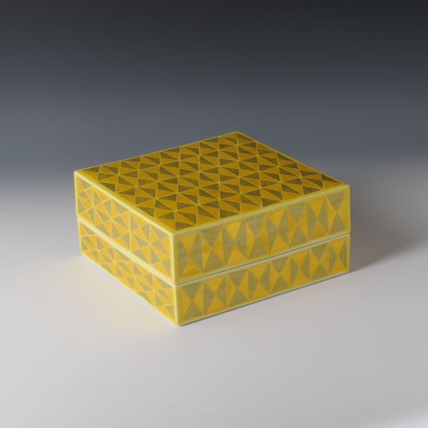 YURIKINGINSAI TOBAKO (Box in underglaze gold and silver)